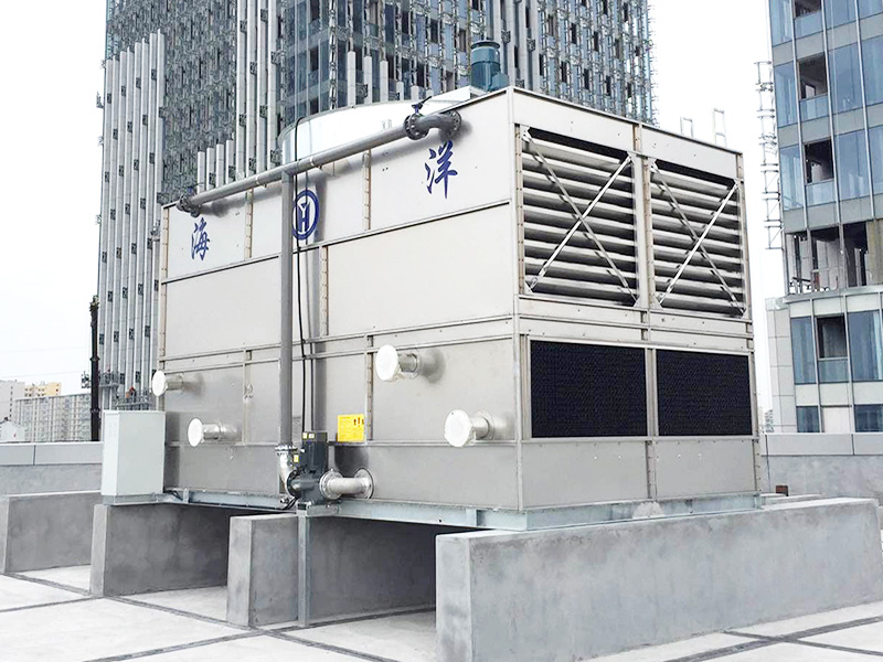Cross-flow closed cooling tower